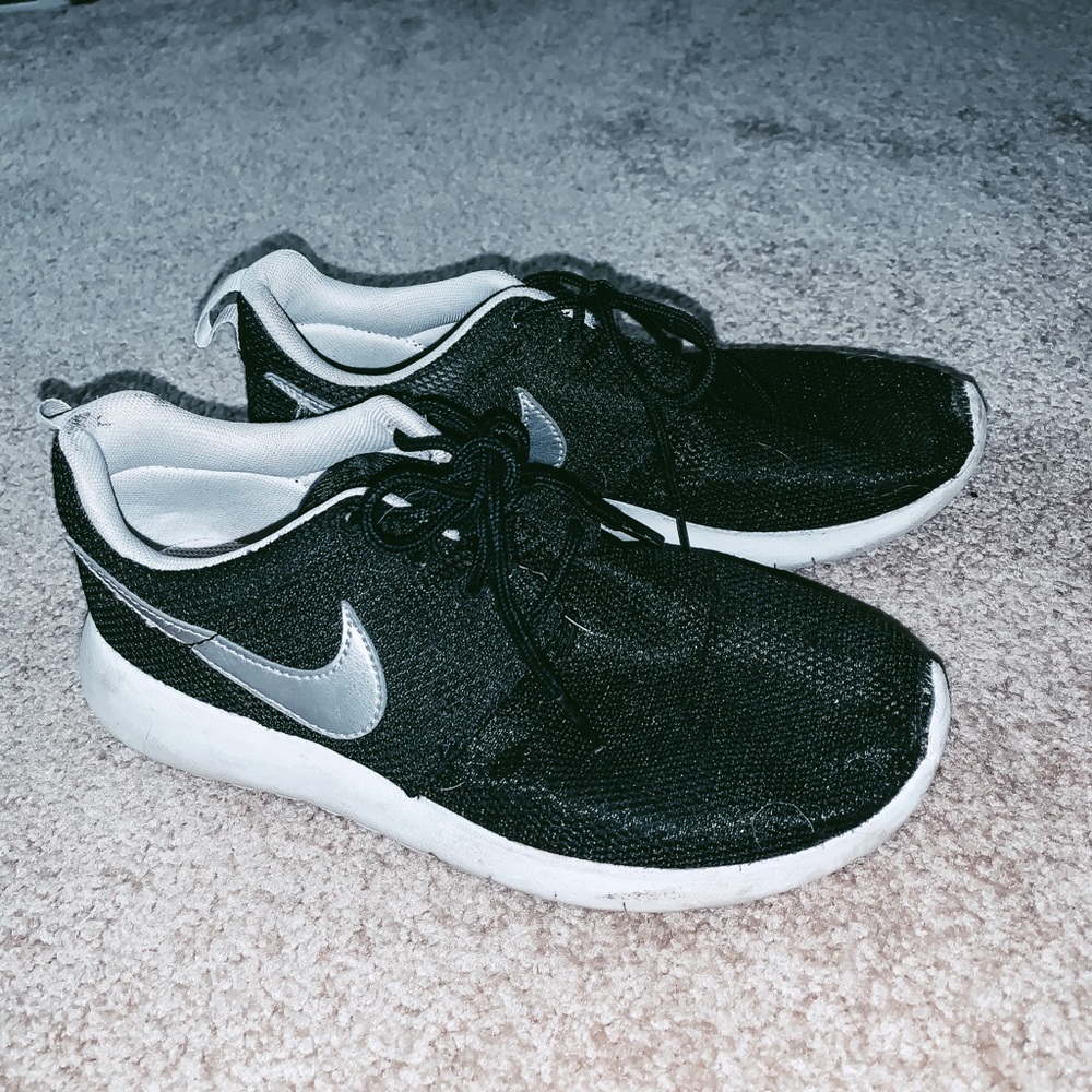 Black Nike Roshe